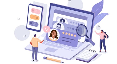 Illustration eines Laptops mit Bewerberprofilen, Bewertungen und Lupe, daneben Figuren und Chat-Symbole als Darstellung von E-Recruiting.