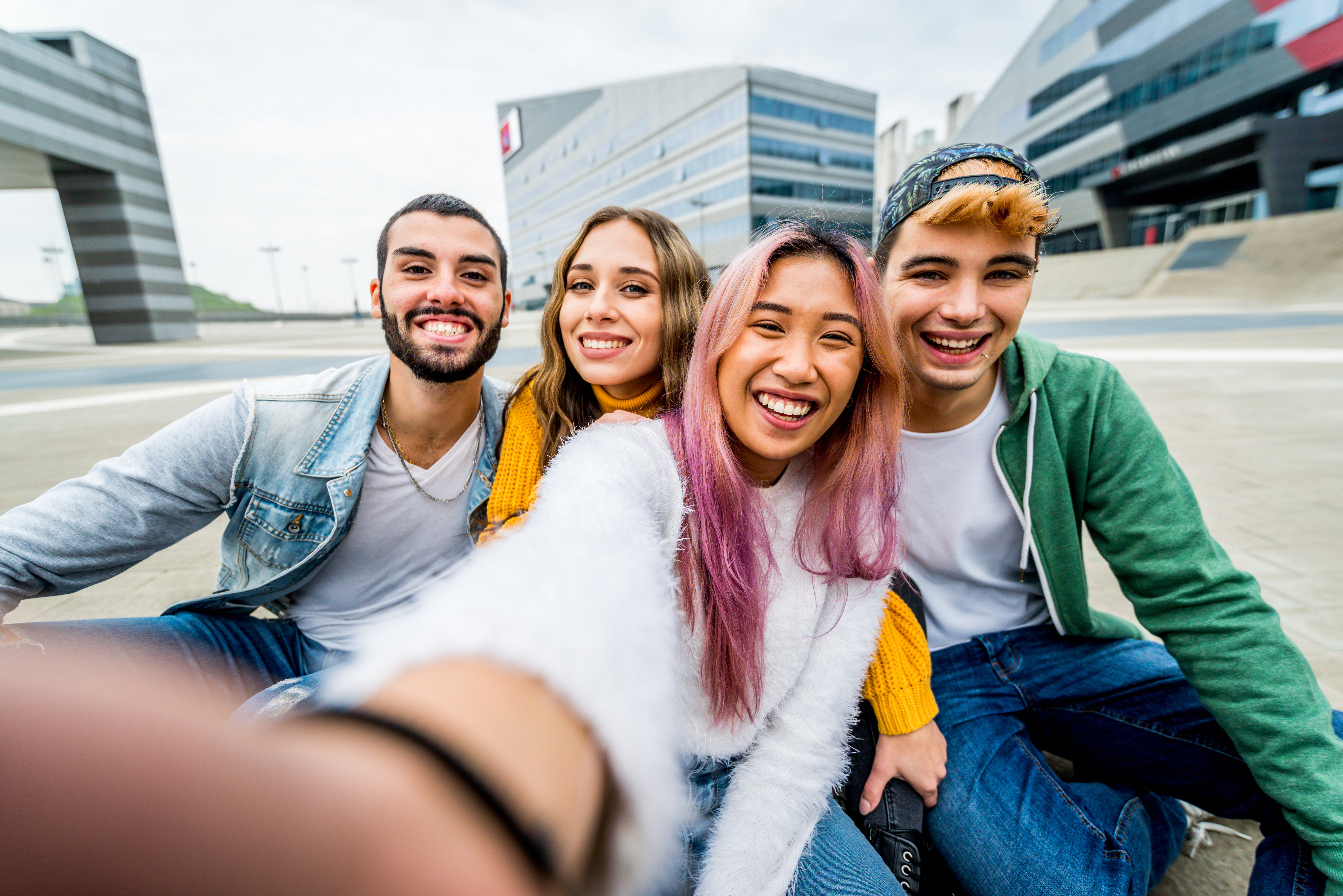 Ausbildung.de Eine Gruppe junger Menschen lacht in die Kamera