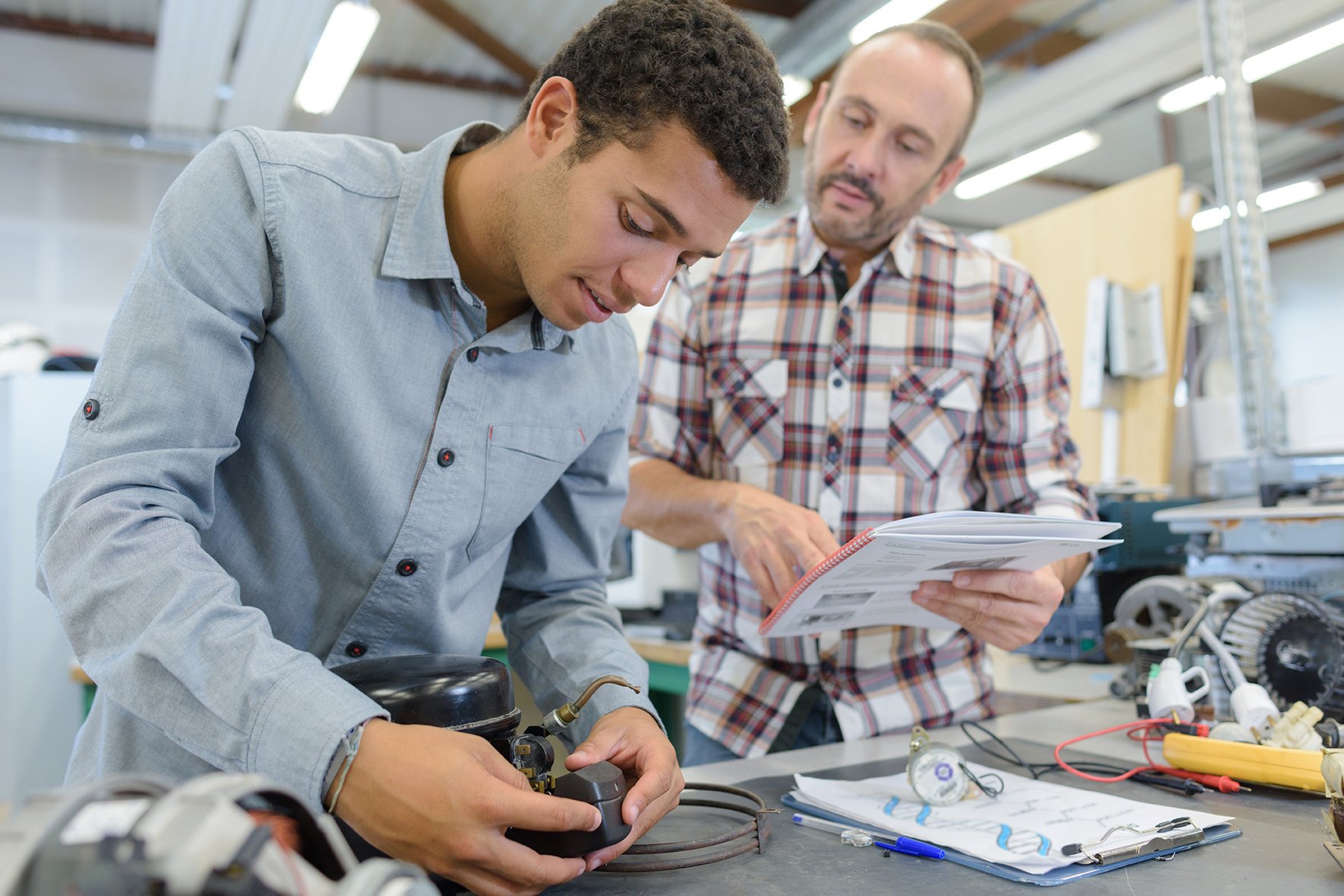 Ausbildung.de Auszubildender mit Ausbilder in einer Werkstatt