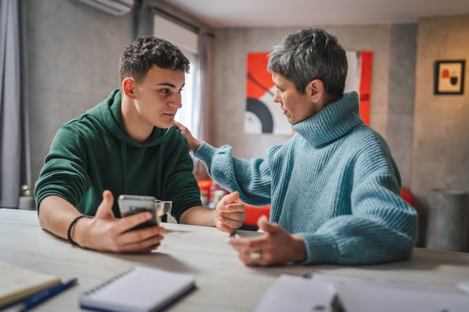 Eine Mutter unterstützt ihren Sohn bei der beruflichen Orientierung