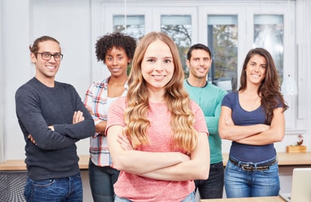 Auszubildende im Team als Beispiel für frühe Bindung durch einen strukturierten Onboarding-Prozess.