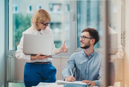 Führungskraft im Gespräch mit Auszubildendem während eines Beurteilungsgesprächs.