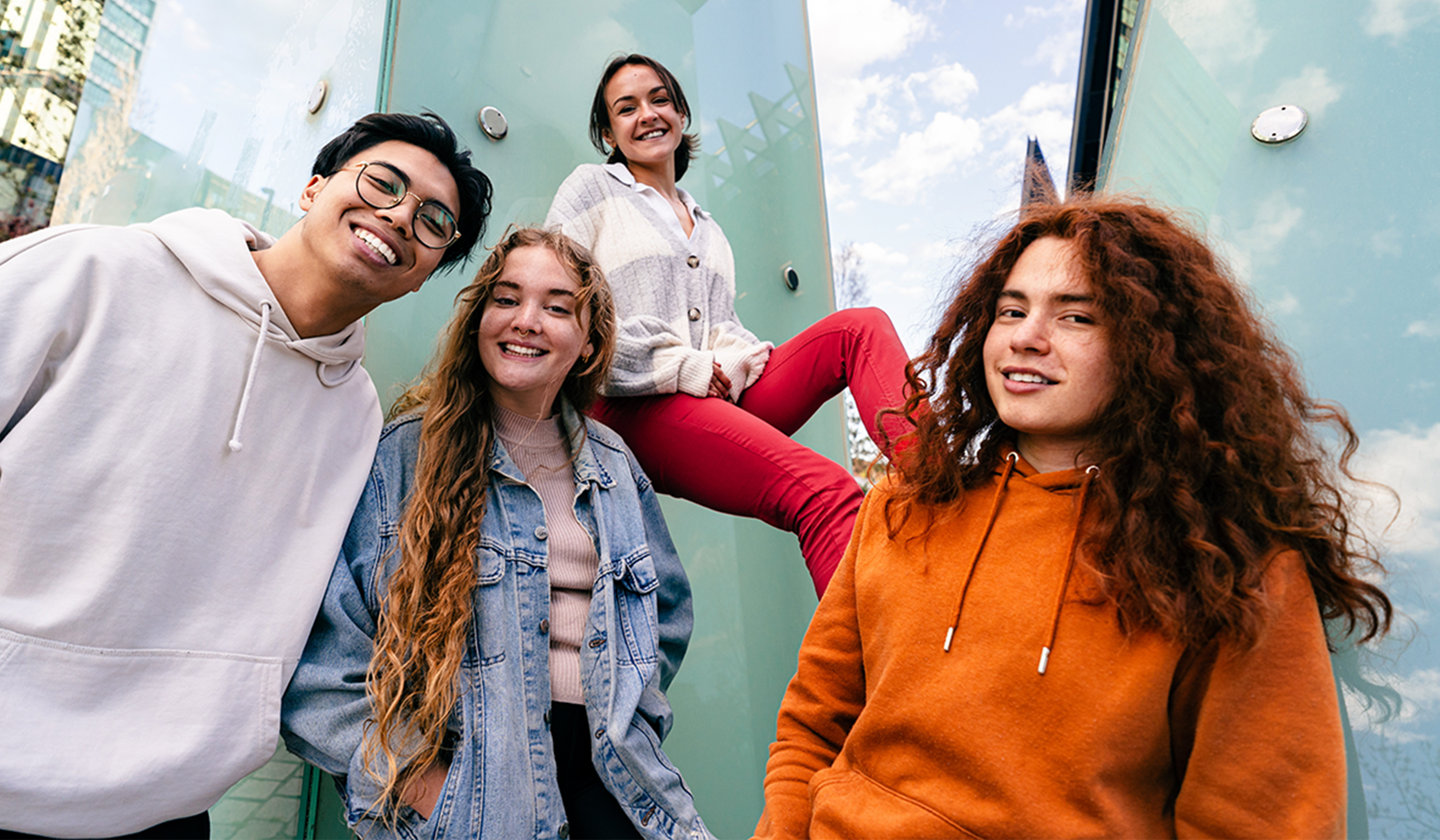 Ausbildung.de Eine Gruppe junger Menschen schaut in die Kamera