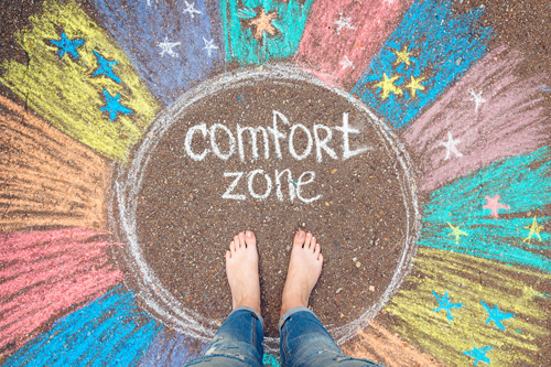 Füße vor einer „Comfort Zone“ – Symbol für die Herausforderungen der Generation Z in Ausbildung und Beruf.