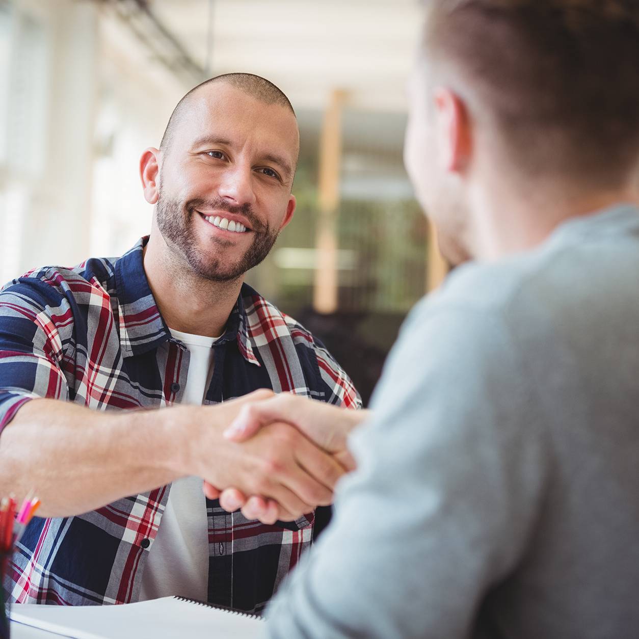 Die Übernahme nach der Ausbildung wird per Handschlag besiegelt
