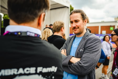 Unternehmensvertreter im Gespräch mit jungen Talenten auf einem Recruiting-Event.