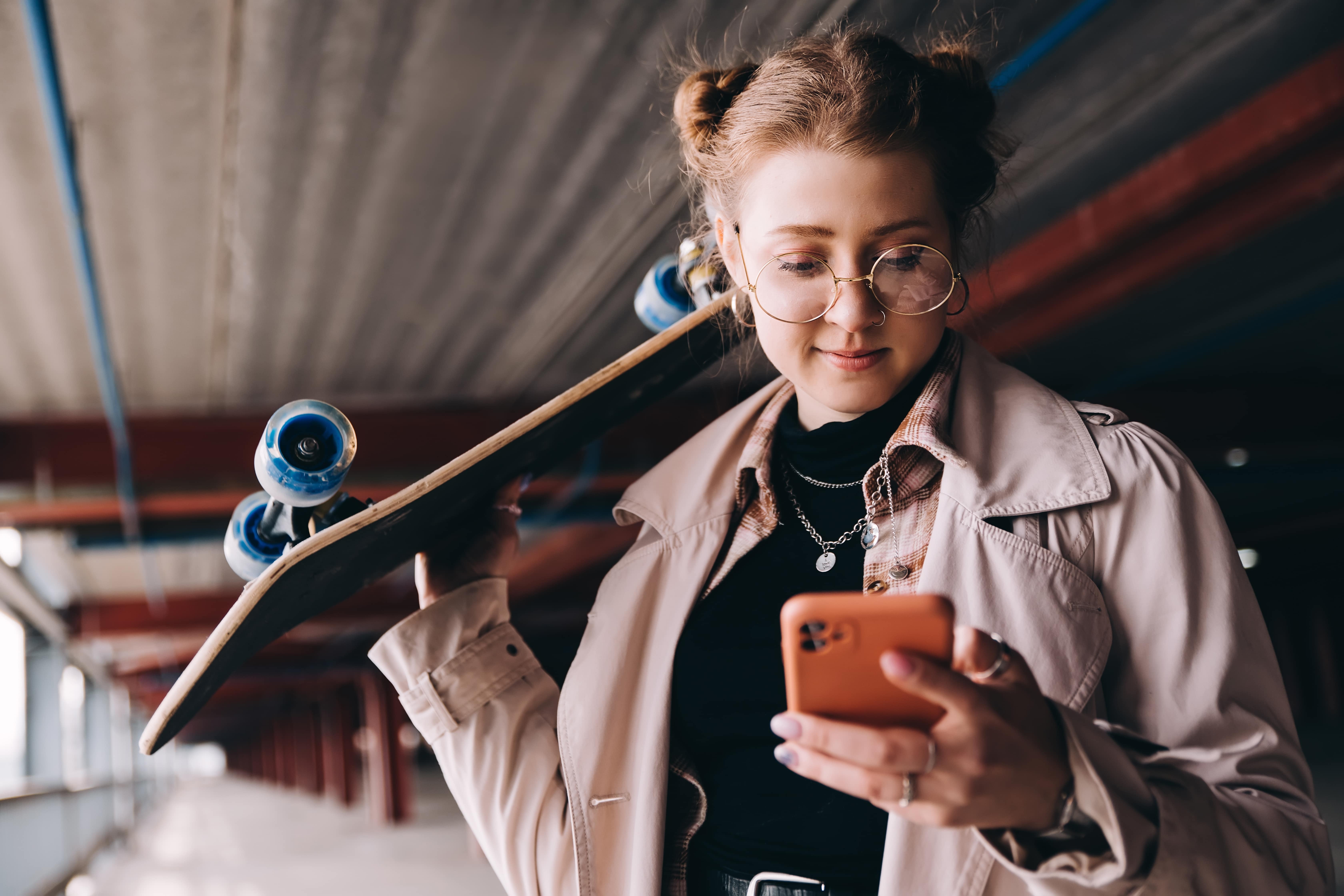 Mädchen checkt den Social Media Feed auf ihrem Smartphone