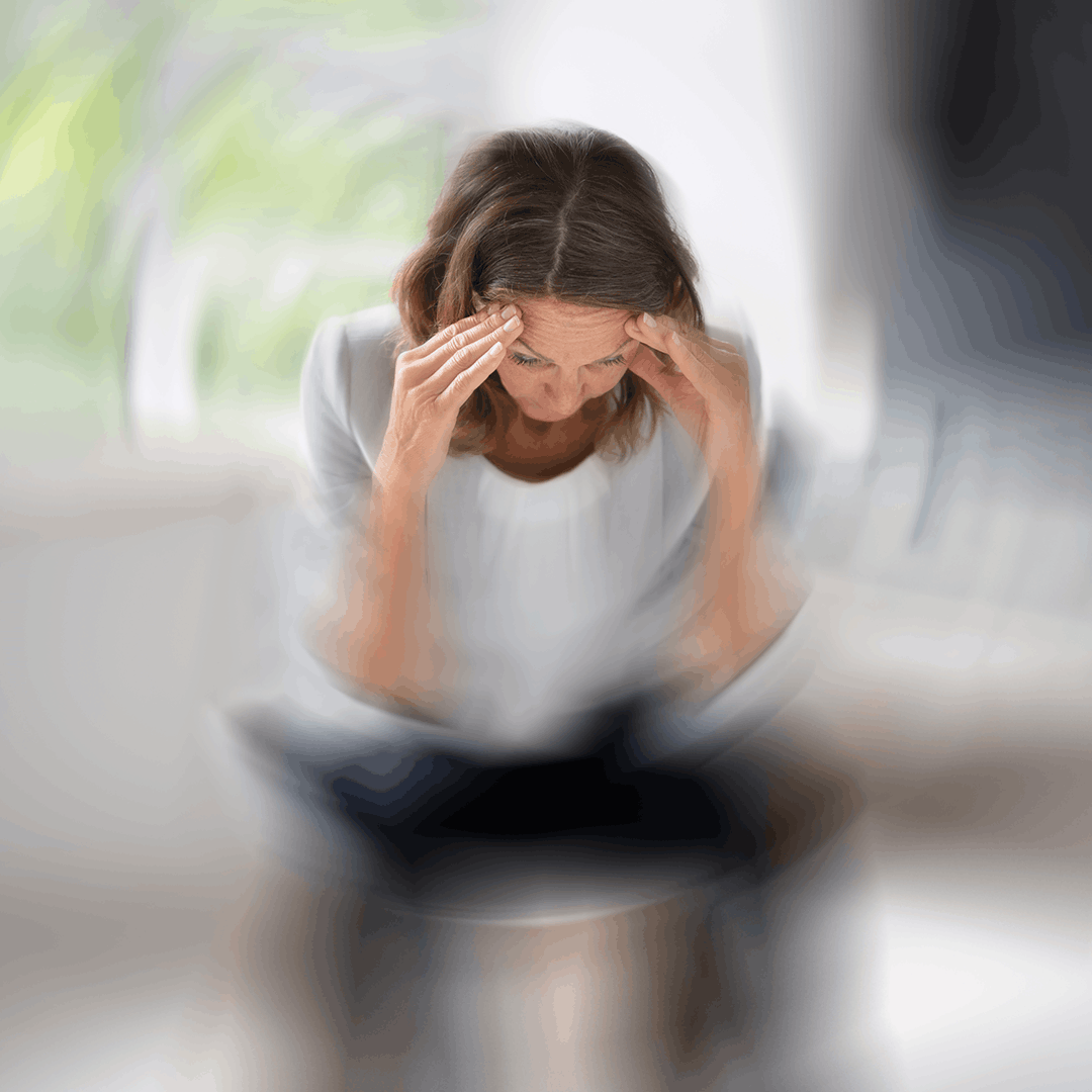 Ausbildende hält sich die Hände an den Kopf und fühlt sich sichtlich gestresst