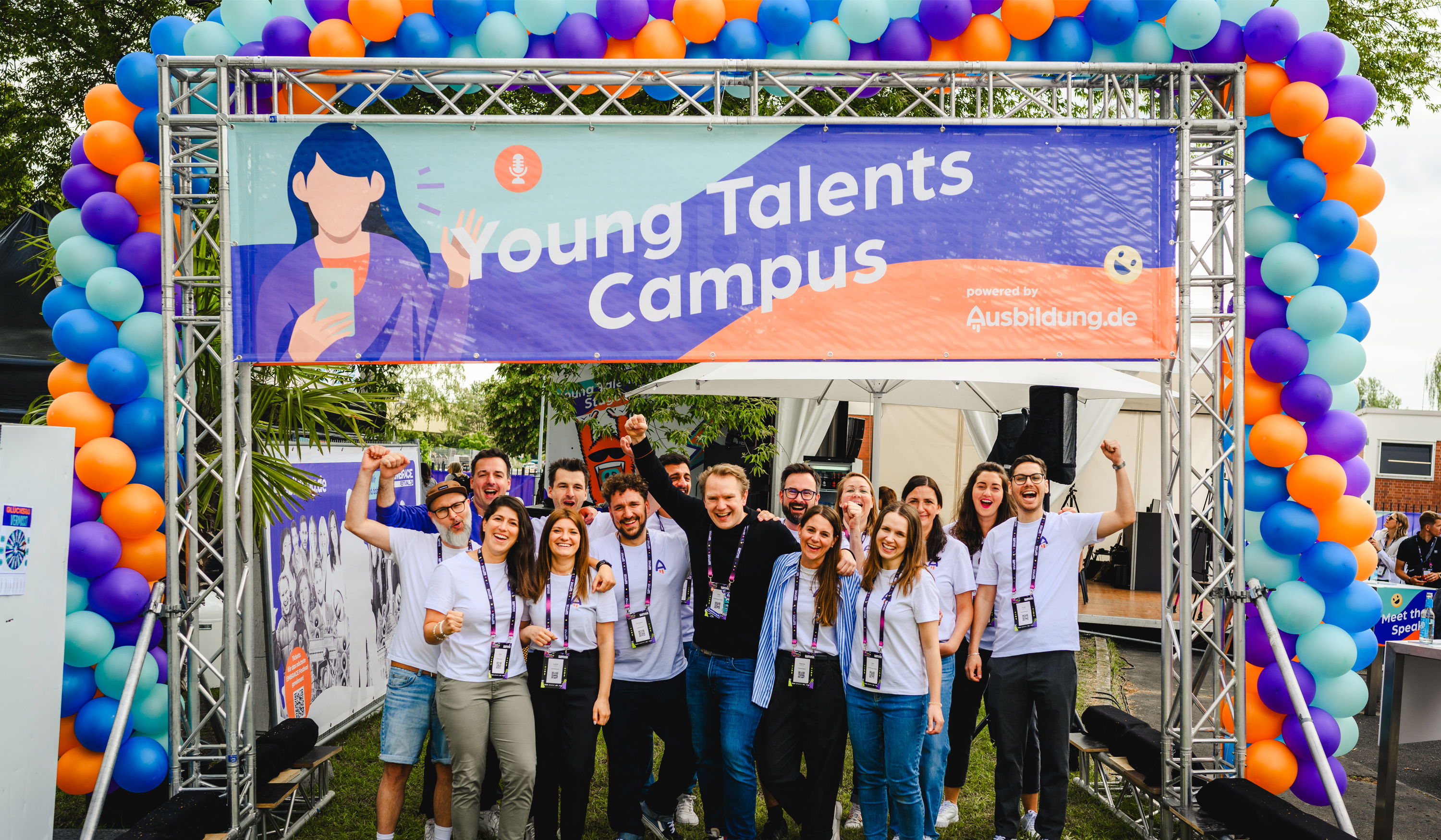 Mitarbeiter:innen von Ausbildung.de unter dem Young Talents Campus Banner